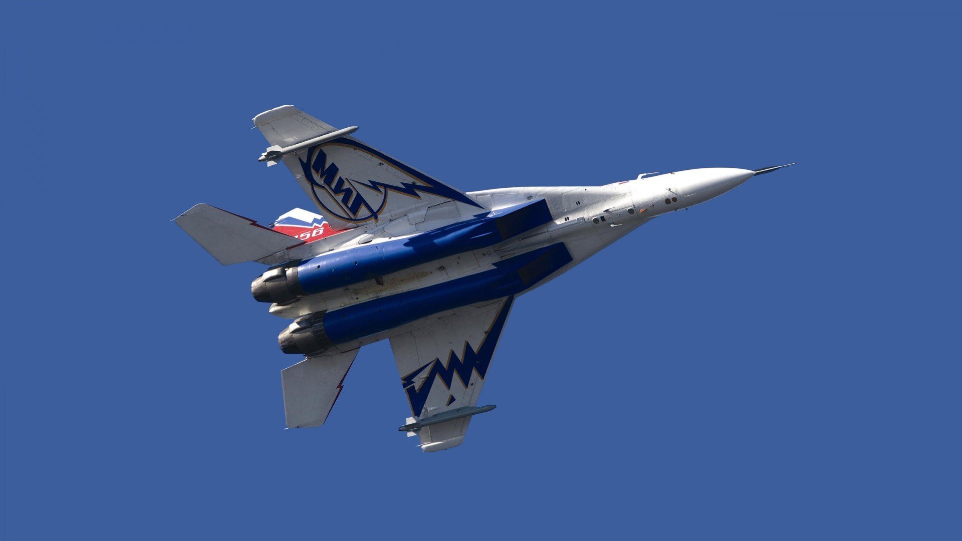 体育界重拳出击,足球比赛不断升温,足球比赛即将拉开帷幕,队员们彼此发出