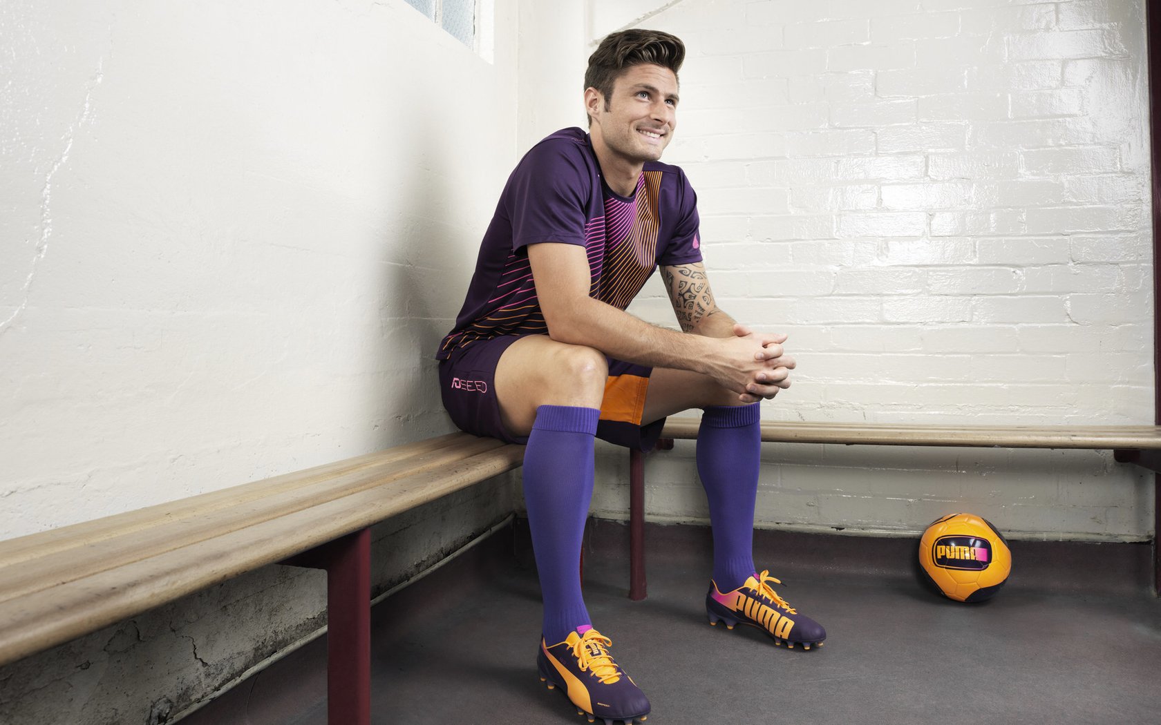 英超球队使用传球路径预测模型优化球员站位与配合节奏，英超 用球